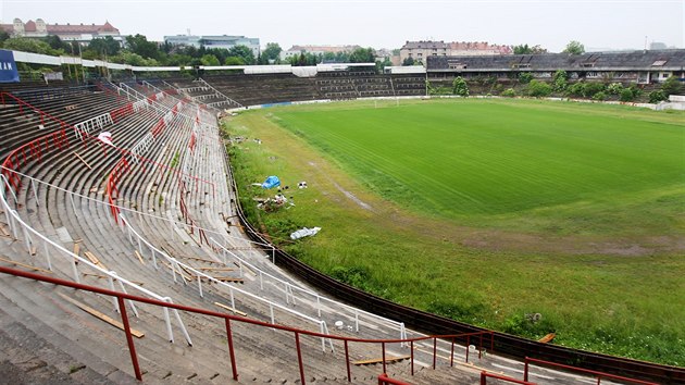 Stav revitalizovanho stadionu za Lunkami na konci kvtna.