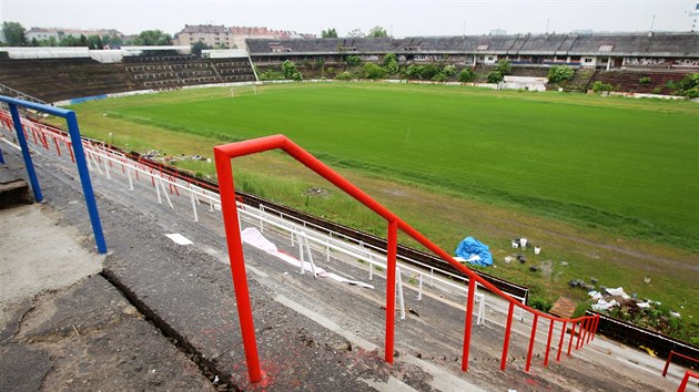 Stav revitalizovanho stadionu za Lunkami na konci kvtna.