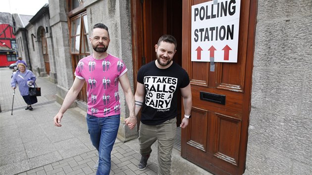 Irov hlasuj o satcch homosexulnch pr. Oekv se, e je schvl (Dublin, 22. kvtna 2015)