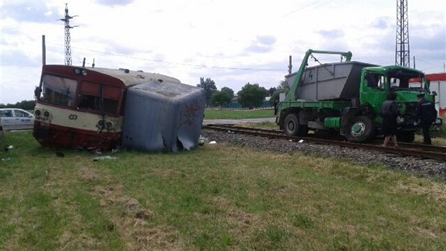 Ve Velkch Pavlovicch na Beclavsku vykolejil vlak po srce s nkladnm autem.