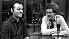 Americký moderátor David Letterman (vpravo) na archivním snímku s hercem Billem...