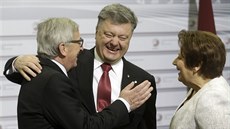 éf Evropské komise Jean-Claude Juncker (vlevo) vítá ukrajinského prezidenta...