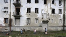 Romské ghetto ve vesnici Kráovský Chlmec na jihu Slovenska (2. bezna 2015)