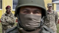 Amerití paragáni cvií ukrajinské vojáky u obce Starychy (20. dubna 2015)