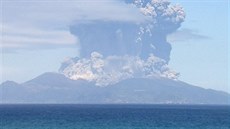 Na japonském ostrov Kuinoerabu-dima vybuchla sopka