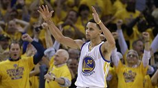 Stephen Curry z Golden State oslavuje výhru nad Houstonem.