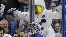 Výkon Henrika Lundqvista zaujal i osobu v kostýmu astronauta.