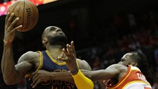 LeBron James (vlevo) zakon�uje p�es DeMarre Carrolla.