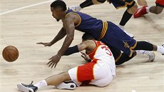 J.R. Smith (nahoe) se vrhá po míí, pod ním je  Mike Scott.