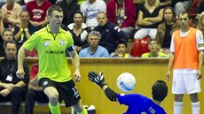 Brazilský branká� Chrudimi Ton zasahuje proti pokusu teplického kapitána Zde�ka...