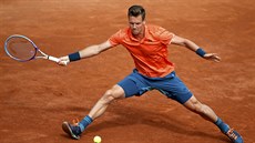 Tomá� Berdych dobíhá mí�ek v utkání s Benoitem Pairem.