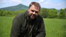 Daniel Pitek na jedné ze svých luk. V pozadí vrch Klete�ná.