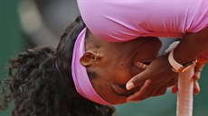 LEGRACE. Americká tenistka Serena Williamsová se smje vlastnímu kiksu pi...