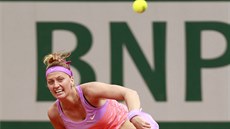 eská tenistka Petra Kvitová podává v utkání druhého kola Roland Garros.