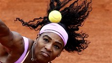 Americká tenistka Serena Williamsová dává do podání velikou sílu.