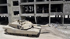 Tank irácké armády na p�edm�stí Fallúd�i (19. kv�tna 2015).