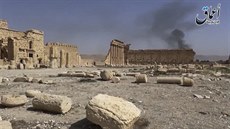 Fotografie po�ízená z videa Islámského státu ukazuje kou� za památkami v syrské...