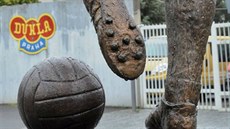 Bronzová socha Josefa Masopusta u stadionu Dukly na pra�ské Julisce u� op�t s...