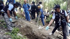 Malajsijská policie v pondlí oznámila, e objevila 139 hrob s pravdpodobnými...