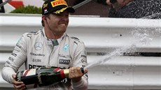 Nico Rosberg slaví vítzství ve Velké cen Monaka.