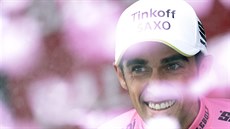Alberto Contador na pódiu v rovém trikotu pro vedoucího jezdce Gira.