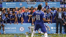 Didier Drogba po svém posledním zápase v dresu Chelsea ídí oslavy mistrovského...