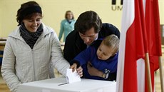 Pár z Krakowa hlasuje v druhém kole prezidentských voleb (24. kvtna 2015).