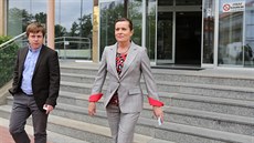 Předsedkyně ERÚ Alena Vitásková přichází před sídlo úřadu, ve kterém od rána...