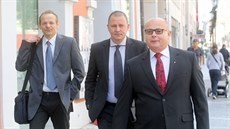 Zpravodajci Jan Pohnek, Milan Kovanda a Ondrej Páleník picházejí k soudu....