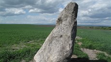 K drahomylskému menhiru se váe povst o utajované lásce místní dívky a...