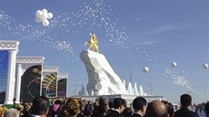 V Turkmenistánu odhalili zlatou sochu prezidenta Gurbanguliho Berdymuhamedova....