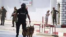 Tuniský voják v kasárnách zabil sedm koleg a deset dalích zranil (25. kvtna...