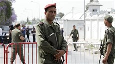 Tuniský voják v kasárnách zabil sedm kolegů a deset dalších zranil (25. května...