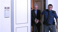 ob�alovaného Václava Nováka vyvád�jí ze soudní sín�.