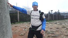 Hotovo. Jaroslav Dole�al se dotýká hladícího bodu na obelisku stojícím na...