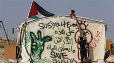 Palestinské dti si hrají ve vesnici Susya na Západním behu Jordánu. (25....