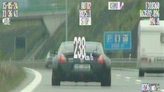 Nissan uhání po dálnici u Tábora 238 km/h.
