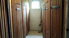 Sklepní kóje v panelovém dom� v Blatné. Do jedné z nich ukryla �ena t�lí�ko...