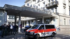 Novinái ekají ped curyským hotelem  Baur au Lac, kde výcarská policie...