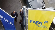 Zástavy Mezinárodní fotbalové federace FIFA ped hotelem Marriott  v Curychu,,...