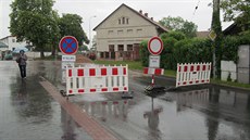 �idi�i v Nemo�icích dojedou jen k této zátarase. Dále je zna�ení nepustí.