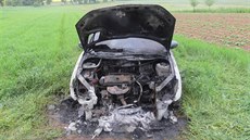 P�ední �ást vozu plameny po nehod� zcela zni�ily.