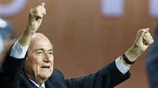 VÝHRA VE VOLBÁCH. Sepp Blatter se raduje z vítzství v prezidentských volbách...