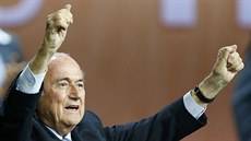 VÝHRA VE VOLBÁCH. Sepp Blatter se raduje z vít�zství v prezidentských volbách...