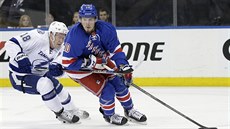 Ondej Palát (vlevo) z Tampy Bay stíhá útoníka J.T. Millera z New York Rangers.