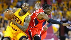 LeBron James z Clevelandu (vlevo)  v souboji s DeMarre Carrollem z Atlanty.