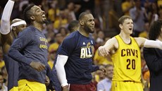 J.R. Smith, LeBron James a Timofey Mozgov (zleva) z Clevelandu se chystají v...