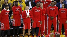 Basketbalisté Houstonu smutn pozorují vítzné kepení hrá Golden State.