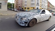 Maskovaný Mercedes