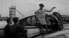 Claudia Cardinalová po p�íletu na karlovarský festival v roce 1964.